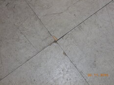 Asbesthaus - Site: Enkel- en 2-laags asbestbevattende vloerbedekkingen zoals Floor-Flex platen, linoleum + donkere bitumineuze lijmen | © 2019, CRB Analyse Service GmbH | © CRB Analyse Service GmbH